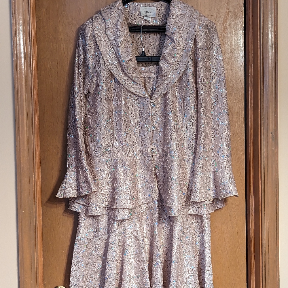 Vintage women's 2 piece suit. Jacket and skirt. Brand 3K